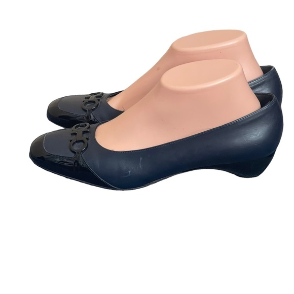 Salvatore Ferragamo Boutique
navy blue leather pumps 1.5 in.
heel. Women's 7.5 B - Picture 3 of 16